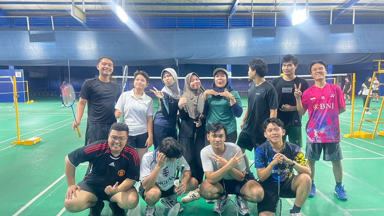 Tim CRK berfoto bersama di lapangan badminton