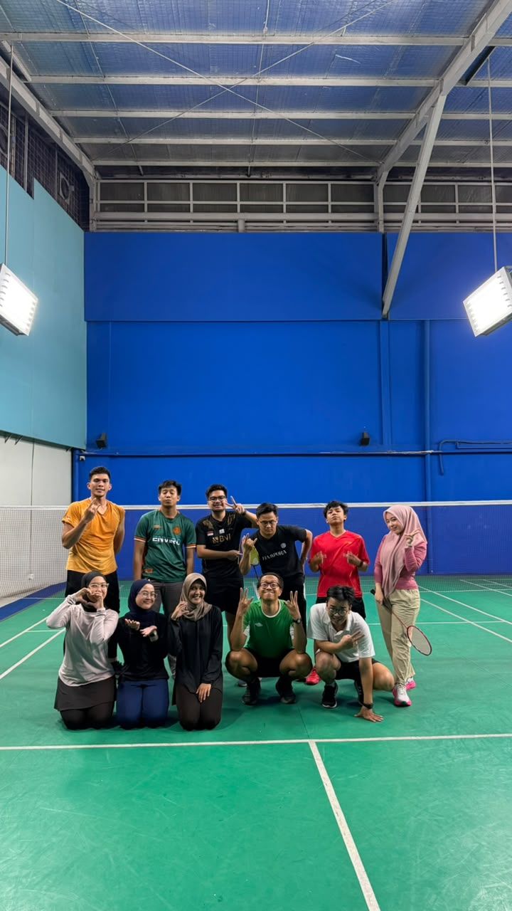 Foto bersama di lapangan badminton indoor