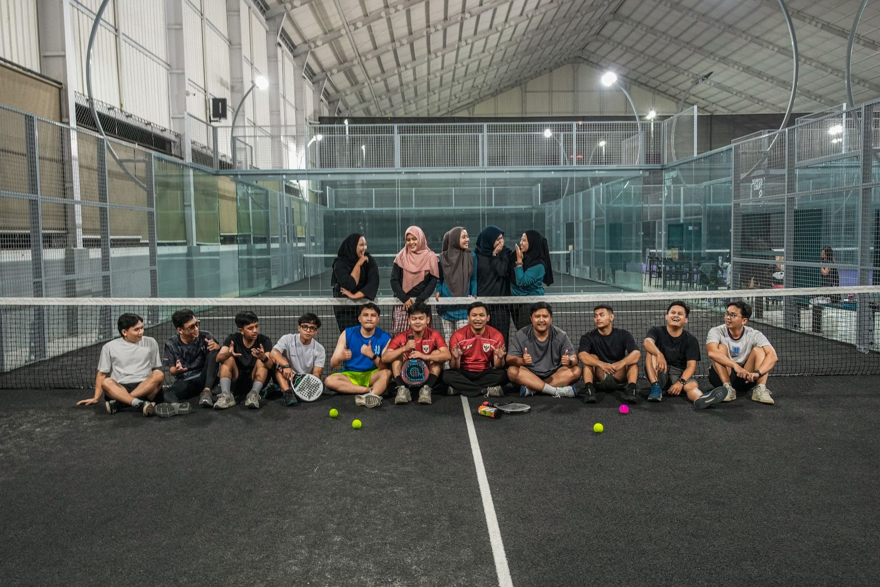 Tim CRK berfoto bersama di lapangan padel
