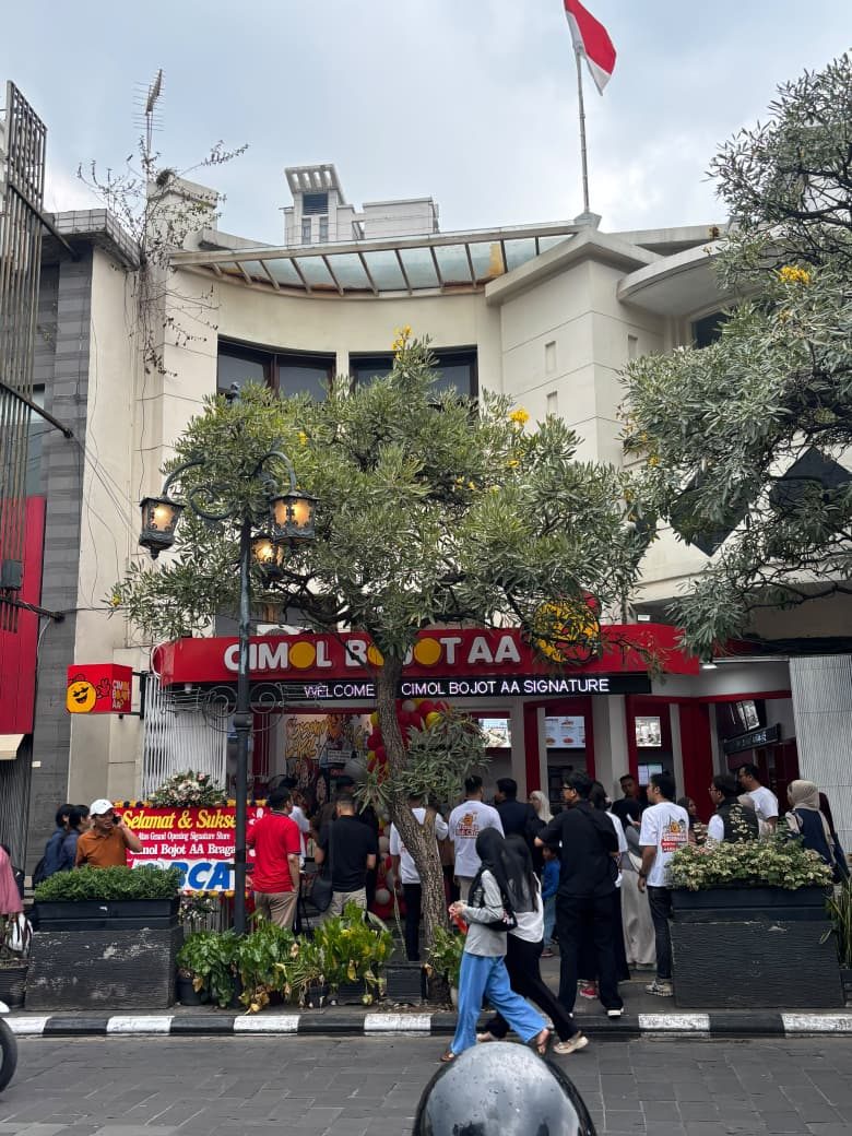 Pengunjung memadati grand opening Cimol Bojot AA Signature di Jalan Braga