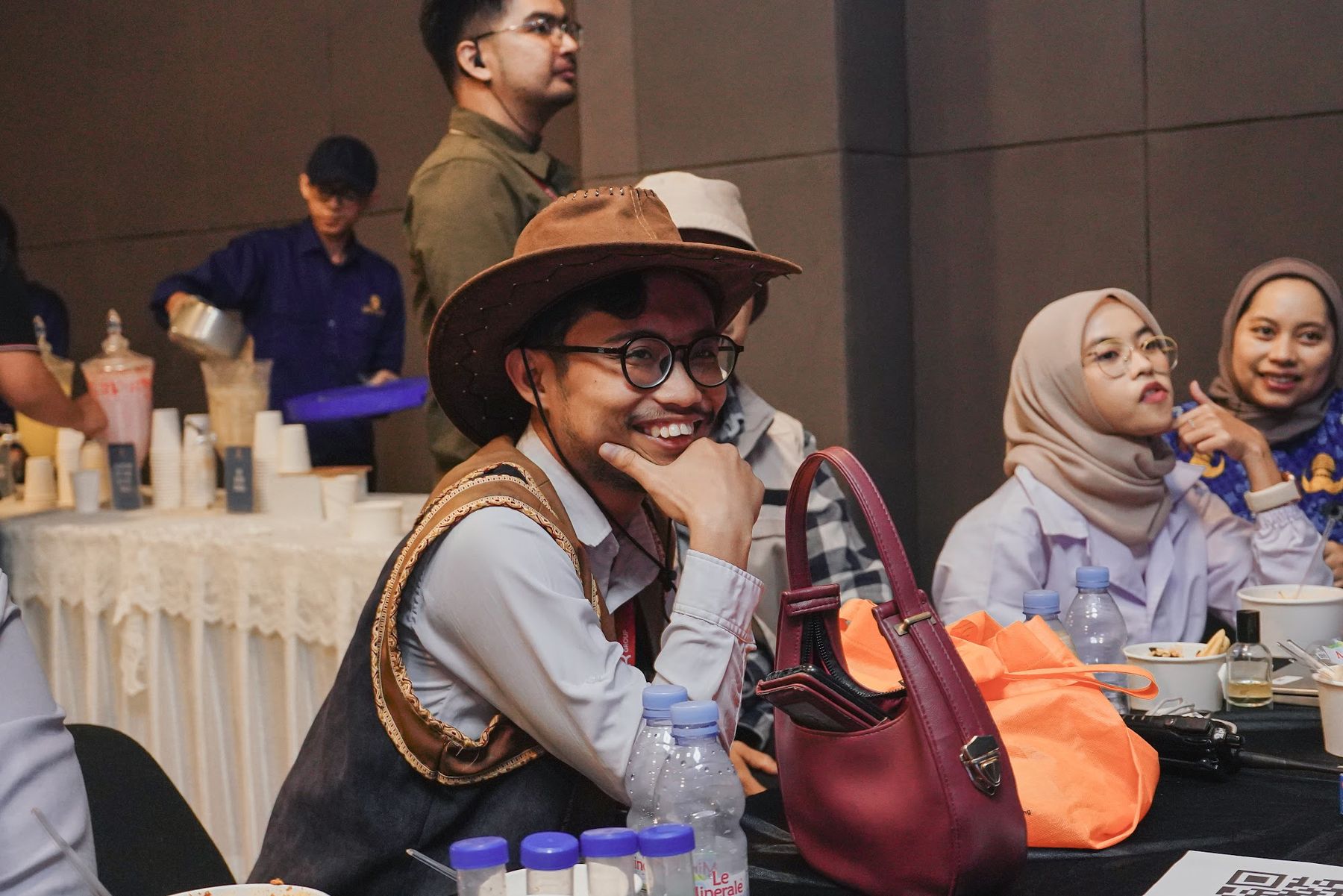 Rekan kerja berbincang di meja saat Town Hall CRK 2026